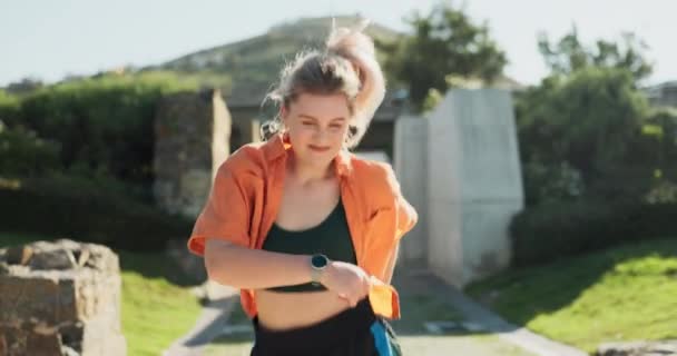 Visage Danse Plein Air Femme Heureuse Avec Art Contemporain Swag — Video