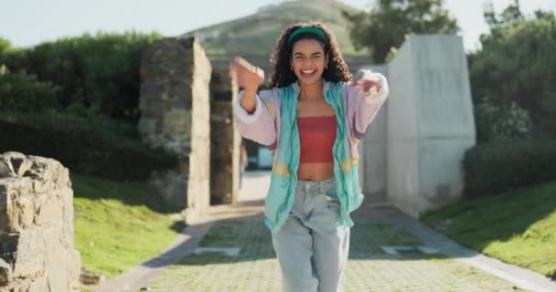 Caminar Bailar Mujer Feliz Parque Con Moda Hip Hop Botín — Vídeo de stock