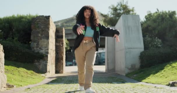 Dança Moda Uma Mulher Andando Livre Parque Durante Verão Para — Vídeo de Stock