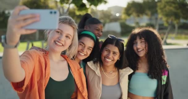 Selfie Kobiety Przyjaciele Uśmiechem Park Odkryty Dla Mediów Społecznościowych Zabawna — Wideo stockowe