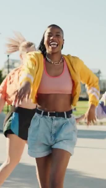 Mulher Dança Amigos Com Hiphop Gen Energia Como Dançarina Sorriso — Vídeo de Stock