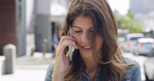 Телефонний Дзвінок Місто Обличчя Щасливої Жінки Розмовляє Розмовляє Консультує Питань — стокове відео