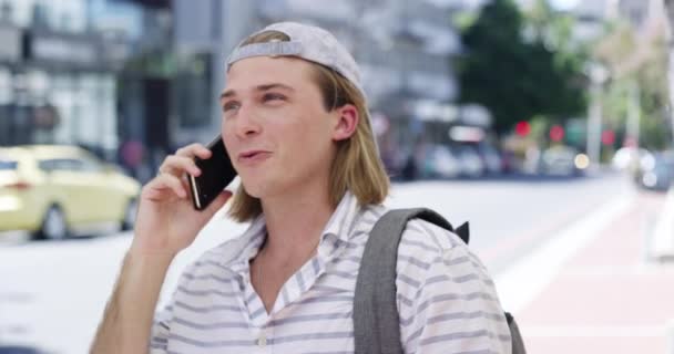 Llamada Por Celular Conversación Ciudad Hombre Feliz Estudiante Universitario Persona — Vídeo de stock