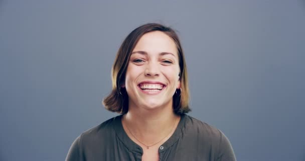 Lucu Wajah Dan Wanita Tertawa Studio Untuk Lelucon Suasana Hati — Stok Video