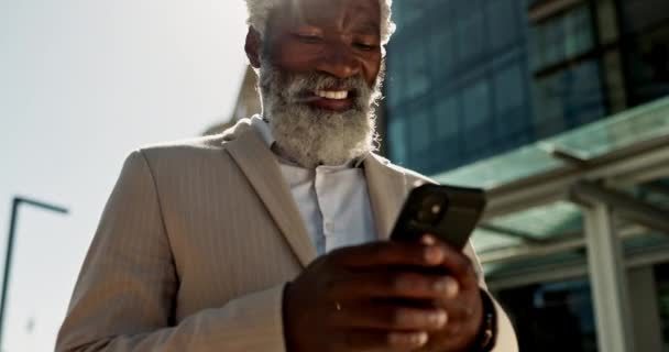 Outdoor Business Und Senior Mann Mit Smartphone Wandern Und Verbindung — Stockvideo