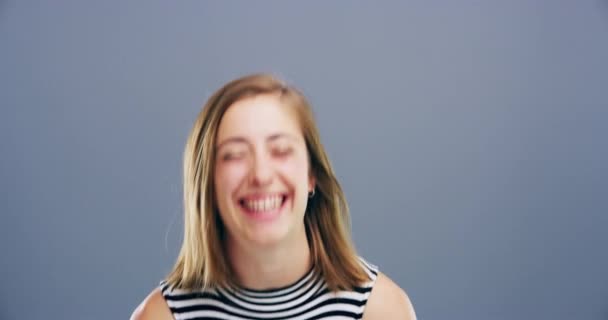 Bahagia Wajah Dan Wanita Tertawa Latar Belakang Studio Untuk Lelucon — Stok Video