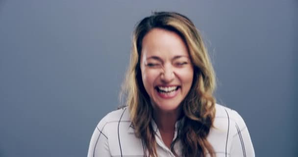Милая Счастливая Женщина Смеющаяся Студии Ради Юмора Шутки Хорошего Настроения — стоковое видео