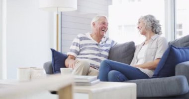 Gülüşmeler, aşk ve kıdemli bir çift koltukta rahatlar, bağ kurar ve birlikte emekliliğin tadını çıkarırlar. Komik, sohbet mutlu yaşlı insanlar oturma odasında aptal, iletişim ya da bir evde şaka paylaşıyorlar..