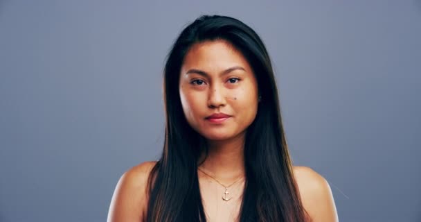 Kvinde Studerende Smil Med Fred Tegn Studiet Mode Mockup Grå – Stock-video