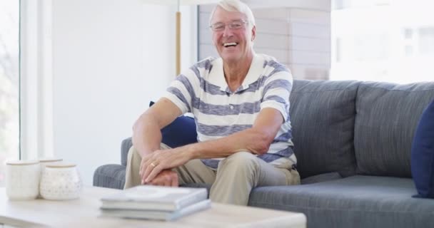 Cara Hombre Divertido Anciano Sofá Casa Feliz Emocionado Por Jubilación — Vídeos de Stock
