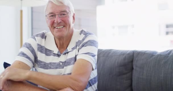 Yüzü Komik Evdeki Kanepede Oturan Yaşlı Adam Oturma Odasında Emeklilik — Stok video