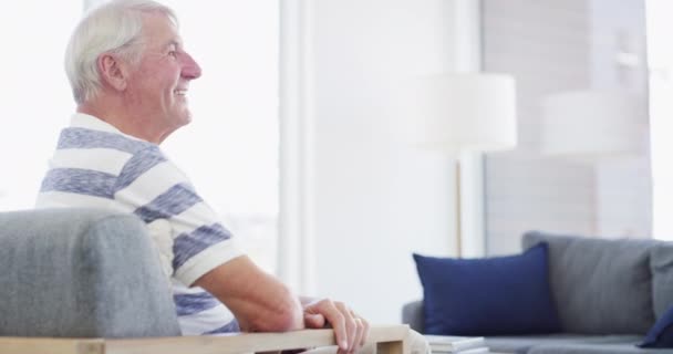 Ευτυχισμένος Πρόσωπο Και Ηλικιωμένος Μια Καρέκλα Θετική Στάση Καλή Διάθεση — Αρχείο Βίντεο