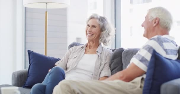 Yaşlılar Çiftler Gülme Sohbetleri Aşk Için Rahatlayın Bağ Kurun Birlikte — Stok video