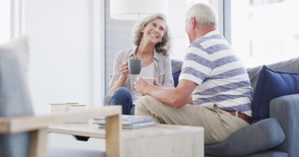 Lieben Entspannen Und Senioren Paar Auf Einem Sofa Mit Kaffeepause — Stockvideo