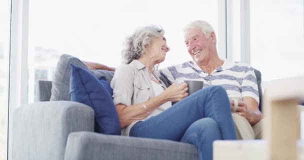 Relájese Amor Pareja Ancianos Sofá Con Pausa Para Tomar Café — Vídeo de stock