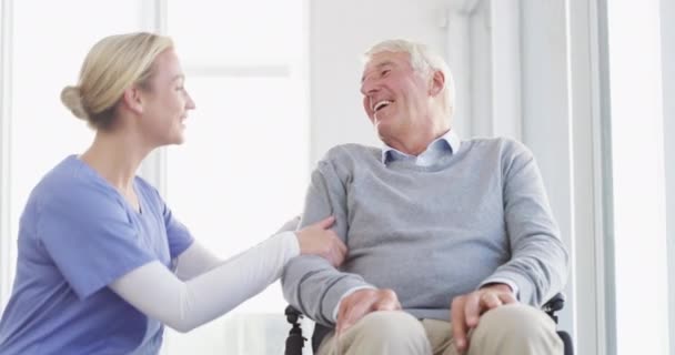 Starszy Mężczyzna Wózek Inwalidzki Lub Pielęgniarka Naciskają Klinice Lub Zdrowia — Wideo stockowe