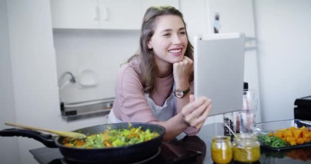 Vrouw Videogesprek Met Tablet Koken Keuken Voor Lunch Diner Communicatie — Stockvideo