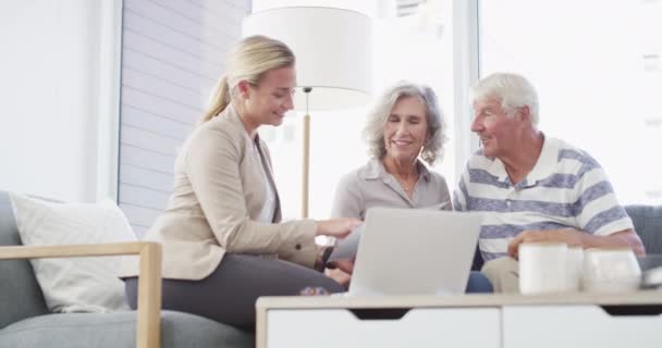 ファイナンシャルアドバイザー シニアカップル ホームミーティング 資産管理 ローン 投資アドバイス 高齢者のお客様と保険のメリットやご質問のコンサルティング — ストック動画