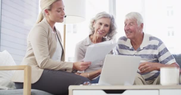 Doradca Finansowy Para Seniorów Dokumenty Domowe Laptop Lub Spotkanie Celu — Wideo stockowe