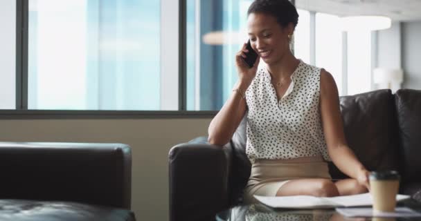 Telepon Percakapan Dan Profesional Wanita Bahagia Konsultasi Dengan Pengguna Penasihat — Stok Video