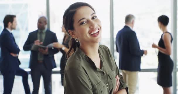 Bizneswoman Ramiona Skrzyżowane Portret Dla Śmiechu Twarzy Lub Szczęśliwy Dla — Wideo stockowe