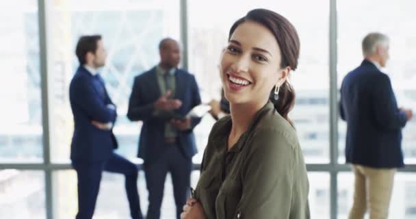 Sorria Cruzou Braços Mulher Negócios Escritório Com Liderança Para Equipe — Vídeo de Stock