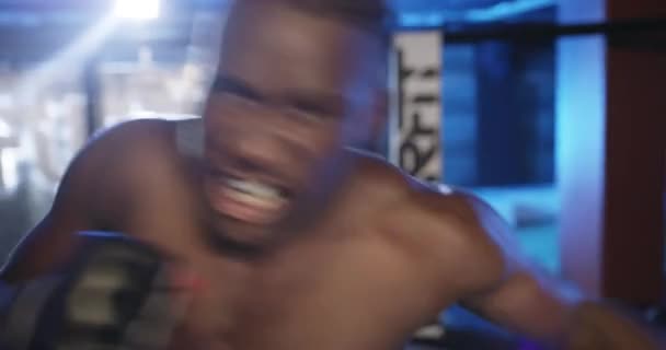 Homem Boxeadores Lutando Ringue Competição Ganhar Batalha Boxe Forte Ataque — Vídeo de Stock