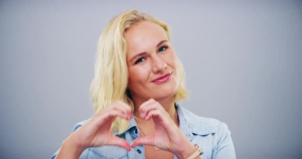 Szczęśliwa Kobieta Serce Ręce Blondynka Emoji Miłości Opiece Lub Wsparcie — Wideo stockowe