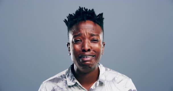 和脸的黑人男人在工作室里沮丧 忧虑和沮丧的表情 在灰色背景下流泪或心碎的年轻非洲男性的情感 悲伤和画像 — 图库视频影像