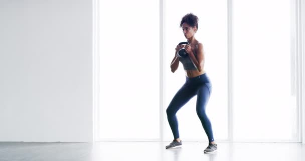 水壶和运动在健身房的健身 健康和健康训练中的坚强核心 女子体格 装备和举重以促进肌肉发育 承诺和蹲伏 — 图库视频影像