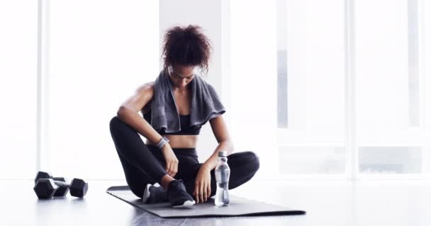 Respiration Fitness Femme Fatiguée Avec Serviette Dans Salle Gym Pour — Video