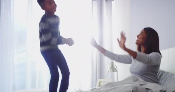 Aile Eğlencesi Zıplama Çocuk Anne Sabah Bir Evde Çırpma Anne — Stok video