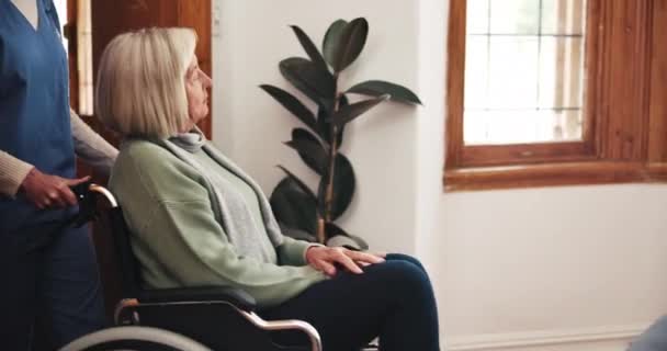Αναπηρική Καρέκλα Φροντιστής Και Ηλικιωμένη Γυναίκα Γηροκομείο Για Υποστήριξη Φροντίδα — Αρχείο Βίντεο
