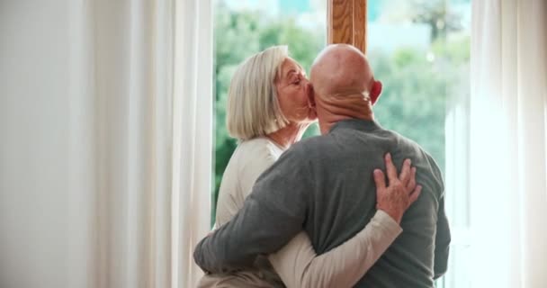 Fenster Kuss Oder Altes Paar Umarmen Sich Mit Unterstützung Liebe — Stockvideo