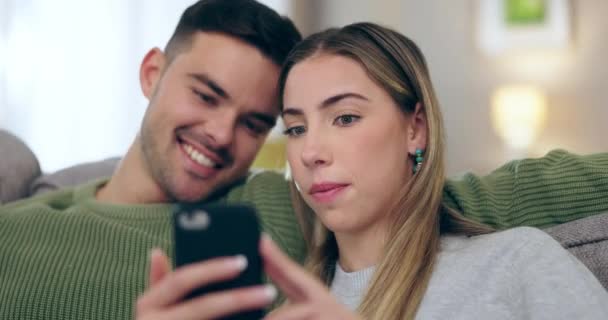 Rire Parler Couple Avec Téléphone Sur Canapé Maison Pour Connexion — Video