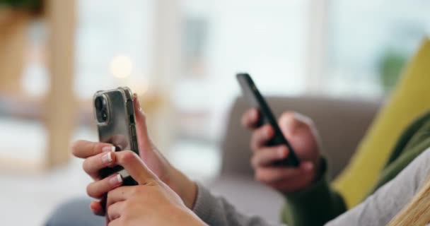 Evlerinde Internet Arama Sosyal Medya Iletişimi Olan Bir Koltukta Telefon — Stok video