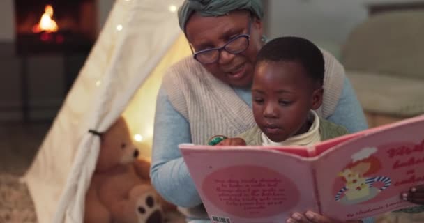 Дом Бабушка Ребенок Читают Книгу Изучения Языка Образования Развития Африканская — стоковое видео