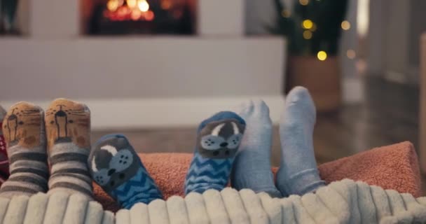 Noel Çoraplar Aile Ayak Parmakları Evlerinde Oturma Odasındaki Bir Kanepede — Stok video