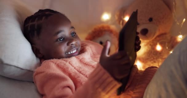 Dom Tablet Rodzina Dziećmi Nocy Aby Obejrzeć Film Lub Wideo — Wideo stockowe
