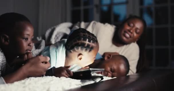 Ευτυχισμένη Νύχτα Και Μια Μαύρη Οικογένεια Ένα Τάμπλετ Στο Κρεβάτι — Αρχείο Βίντεο