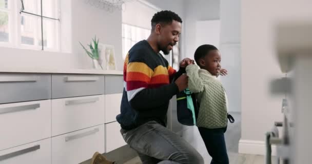 背包和一个父亲和他的儿子一起准备在他们家的厨房上学 孩子和一个男人在离家前拥抱他的孩子告别 — 图库视频影像