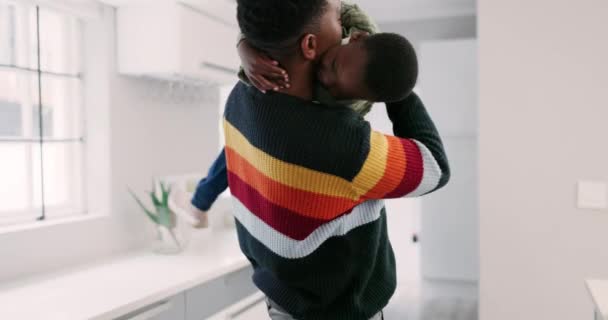 Família Negra Abraço Pai Feliz Com Criança Brincando Vínculo Alegre — Vídeo de Stock