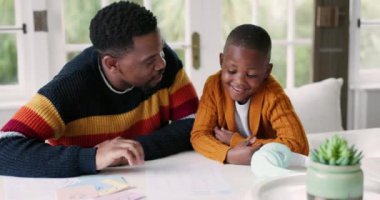 Siyahi aile, okuma, çocuk sahibi baba evde eğitim, öğrenme ve yaratıcı dersler. Okul, akademik ve mutlu baba kalkınma, ödev ve öğrenim için masa yazarlığını öğretiyor..