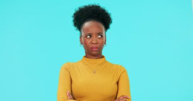 Şüpheli siyah kadın portresi, kafa karışıklığı ve öfkeli baş sallama mavi arka planda izole edilmiş hiçbir jest. Stüdyodaki olumsuz yüzlü Afrikalı model için hayal kırıklığına uğramış, hoşlanmamış ve zor bir seçim.