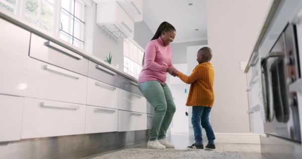 Mutter Küche Und Schwarzes Familienkind Tanzen Lächeln Und Genießen Zeit — Stockvideo