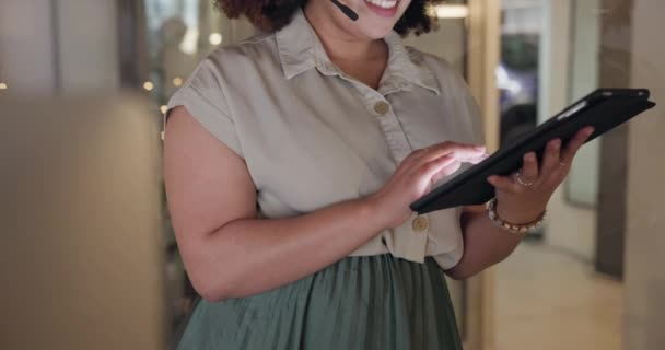 Femme Tablette Mains Dans Bureau Centre Appel Pour Service Clientèle — Video