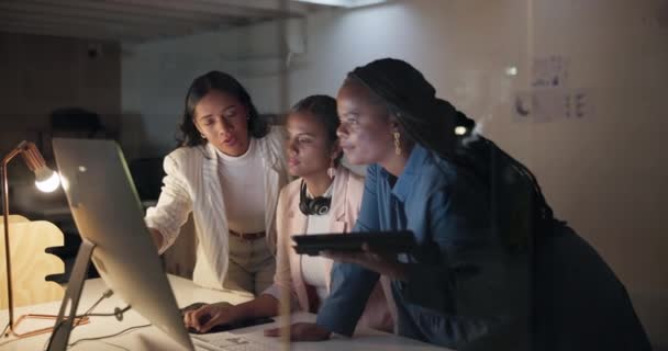 团队合作 计算机和策略 与办公室的业务人员一起进行研究 项目管理和构思 在夜间与妇女一起进行审查 专业和辅导 以获得反馈 创造性和协作 — 图库视频影像