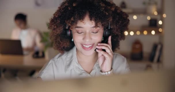 呼叫中心 虚拟助理或快乐的女士在电信客户服务服务台的电脑上打字 麦克风 与我们或销售代理联系 咨询或帮助在夜间技术支持 — 图库视频影像