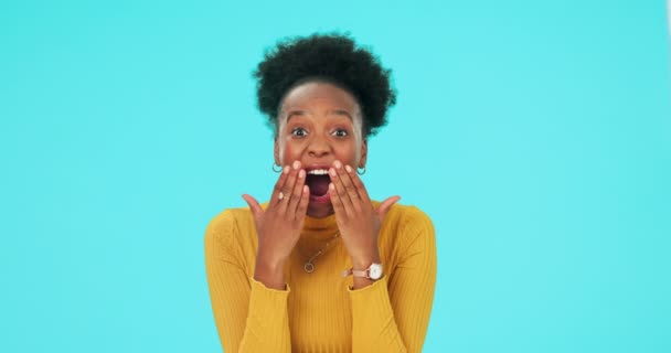 Gezicht Glimlach Zwarte Vrouw Opgewonden Verrassing Winnen Een Blauwe Studio — Stockvideo