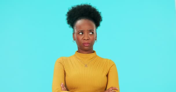 Egy Kétséges Fekete Portréja Zavarodottság Dühös Fejrázkódás Egyetlen Kék Háttérrel — Stock videók